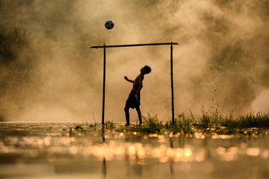 Futbol çocuk nehre Tayland futbol siluet