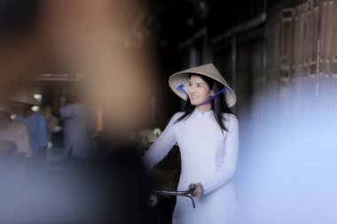 Ao Dai giyen güzel kadınlar geleneksel Vietnamca elbise 