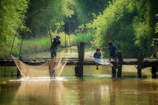 Asiático Thai Família Mãe e filha estão pegando peixe — Fotografia de Stock