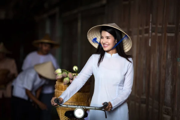 VIETNAM Belles femmes à Ao Dai Vietnam Robe traditionnelle — Photo