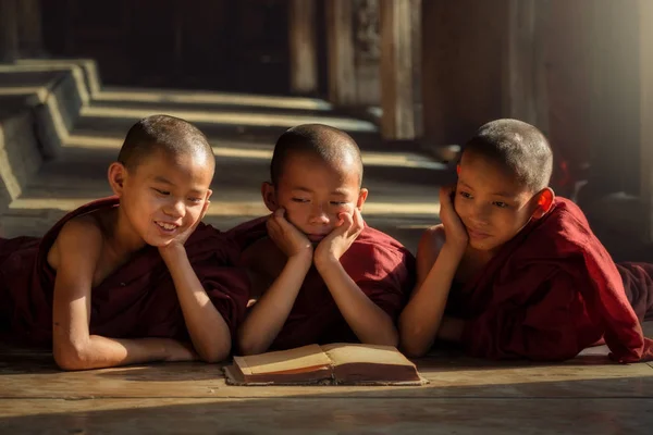 Novizi birmani o tre sacerdoti stanno leggendo felicemente — Foto Stock