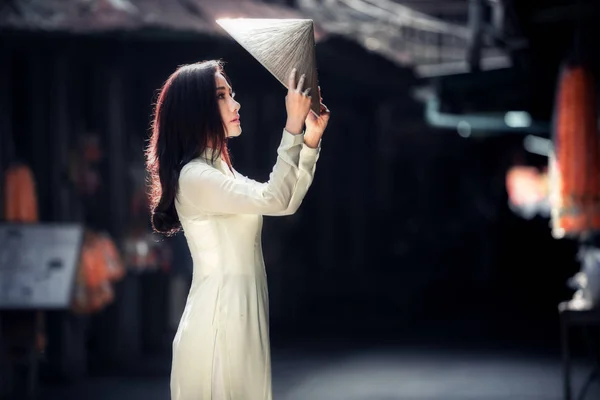 Vietnam donna in ao dai viascar abito tradizionale — Foto Stock