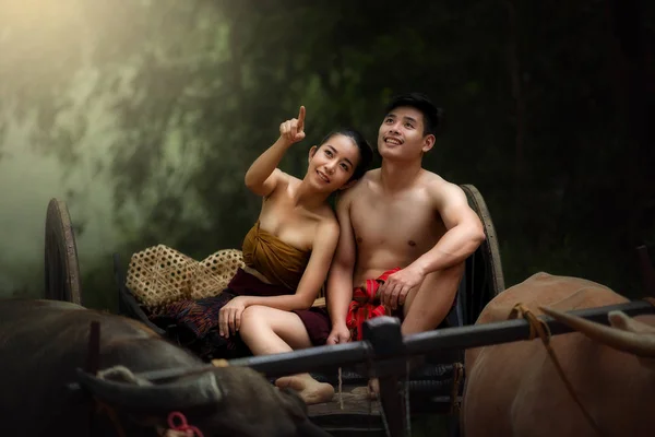 THAILAND Пара мужчин и женщин, веселые в романтике счастливое время — стоковое фото