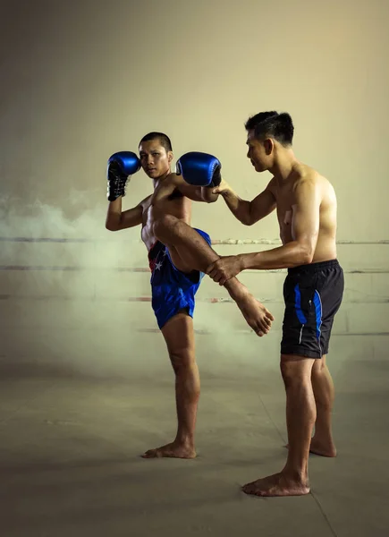 タイの格闘技ムエタイ コーチ トレーニング キック ボクシング ムエタイ — ストック写真