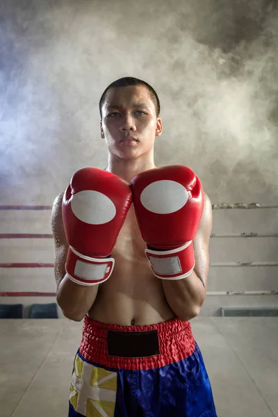 Muay Thai um forte pronto para a luta na luta — Fotografia de Stock