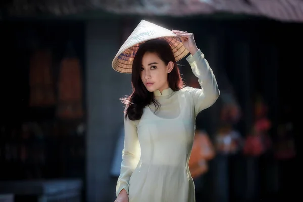 Krásná žena v tradičním kroji Ao Dai Vietnam — Stock fotografie