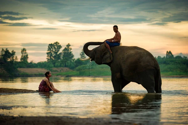 Таиланд Два народа мужчина и женщина веселые — стоковое фото