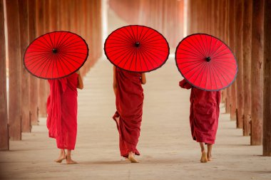 Myanmar acemi keşiş birlikte antik pagoda Bagan adam yürüme
