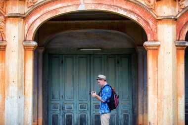 Fransızca antik kentin fotoğrafını çekmek genç Gezgin erkekler 