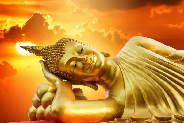 Thailand Boeddha standbeeld zonsondergang — Stockfoto
