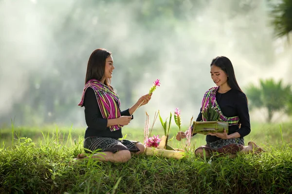 Thailändsk tradition att moralen. Risfälten av två kvinnor — Stockfoto