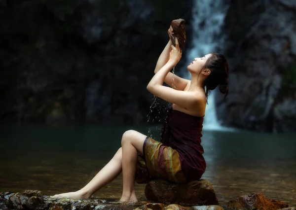 Mujer asiática en la naturaleza relajación — Foto de Stock