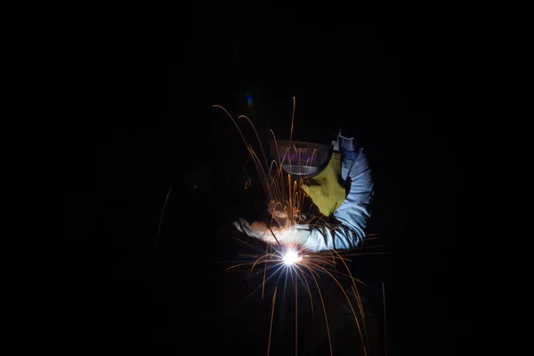 Ouvrier homme soudage de l'acier dans l'usine — Photo