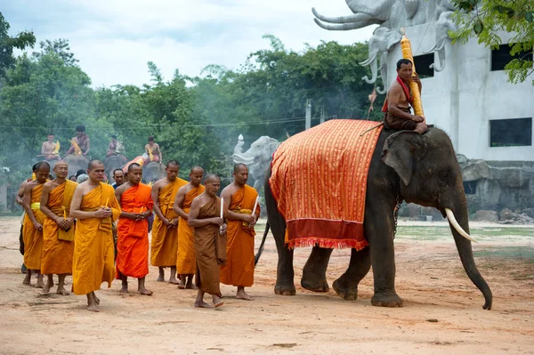 Chang falu a szerzetesek és a népek nagyon hit buddhizmus Surin, Thaiföld — Stock Fotó