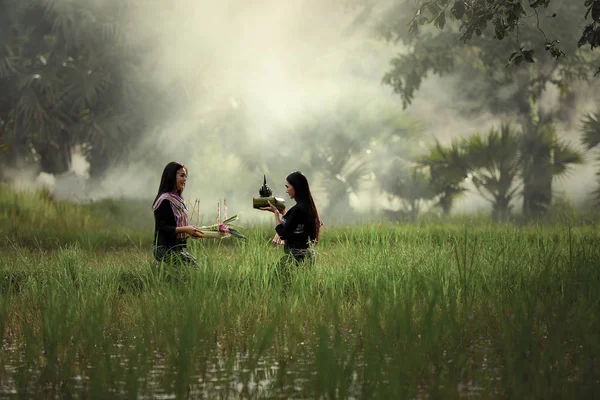 Två unga kvinnor utför ritualer till moralen — Stockfoto