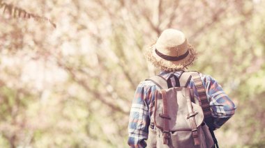 Hipster adam herhangi bir genç adam için seyahat