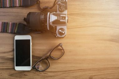 Üstten Görünüm fotoğraf makinesi Smartphone ve gözlük 