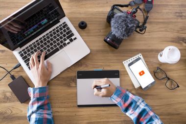 Editoryal Bangkok Tayland. Görüntüleri ile çalışmak Youtuber Düzenleyicisi