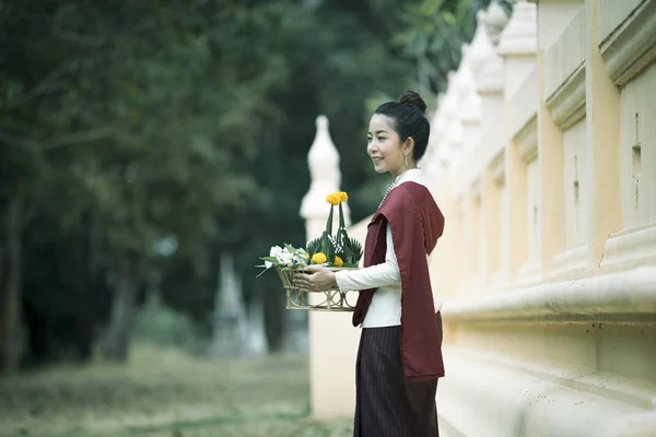 Retrato mujeres tailandesas usan vestido tradicional —  Fotos de Stock