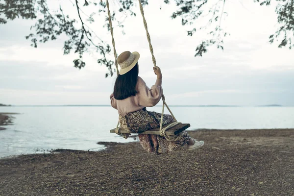 Stile di vita della donna felice relax con altalena sul lungofiume . — Foto Stock