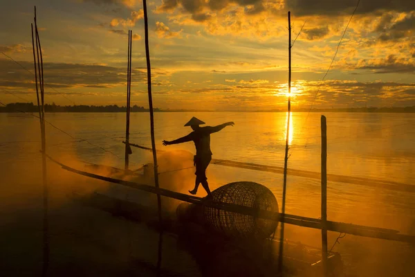 Het werk van de vissers op het vlot van de Mekong rivier tijdens de sunris — Stockfoto