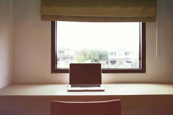 O laptop é colocado na mesa — Fotografia de Stock