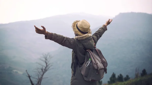 Libertà Giovane donna hipster che viaggia in montagna con lo zaino — Foto Stock