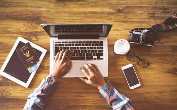 Vintage vue de bureau en bois, les mains de l'homme à l'aide d'un ordinateur portable — Photo