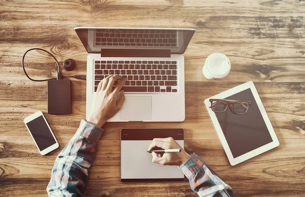 Editeur travaillant avec la vidéo de la vidéo dans le bureau de la maison c'est la vie — Photo