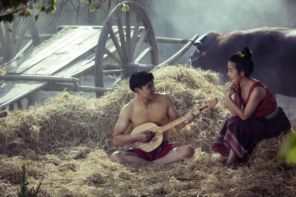 De män som spelar gitarr och flickvän par ha romantisk — Stockfoto