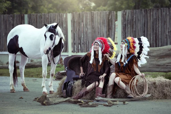 Mulher nativa americana e amigos desfrutar com um cavalo . — Fotografia de Stock