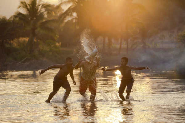 Crianças Correm Longo Rio Pato Branco Durante Pôr Sol — Fotografia de Stock
