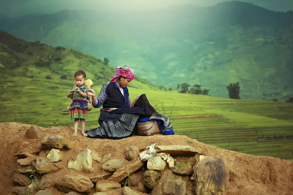 A família de uma mãe e filha Hmong — Fotografia de Stock