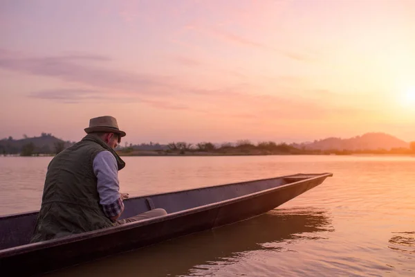 Joven viajando en barco al amanecer en Mekong — Foto de Stock