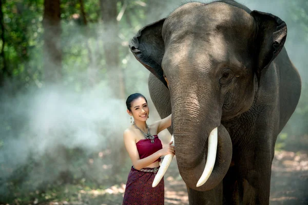 Mulher asiática desfrutando com elefante em Chang Village Surin provin — Fotografia de Stock