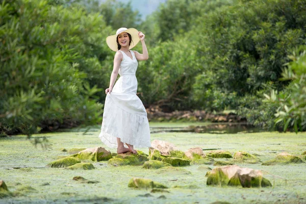 Asiática hermosa mujer vistiendo vestido blanco en el bosque en el c —  Fotos de Stock