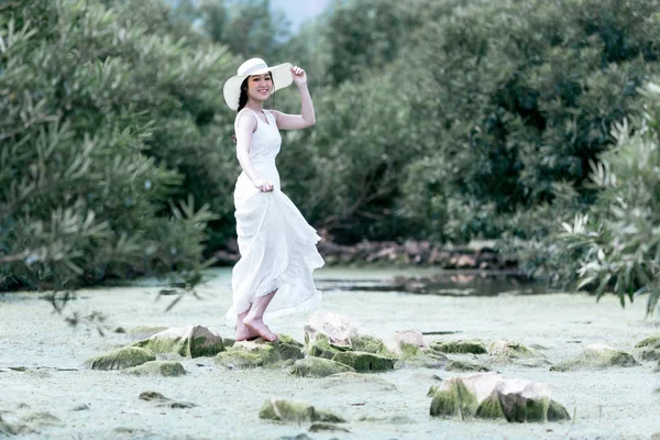 Mooie jonge dame dragen witte jurk in beweging vintage stijl — Stockfoto