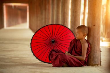 Myanmar acemi rahip tapınakta meditasyon veya rahatlama için bu oturuyor yaşam tarzı acemi rahip Bagan Mandalay Burma.