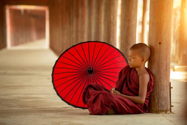 Myanmar Monge Novato Sentado Templo Para Meditação Relaxamento Este Estilo — Fotografia de Stock