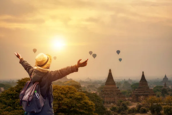 Freedom Tourist Hipster Woman Standing Bagan Pagoda Mandalay Myanmar — Stok Foto