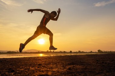 Male action to running exercise on the sunset 