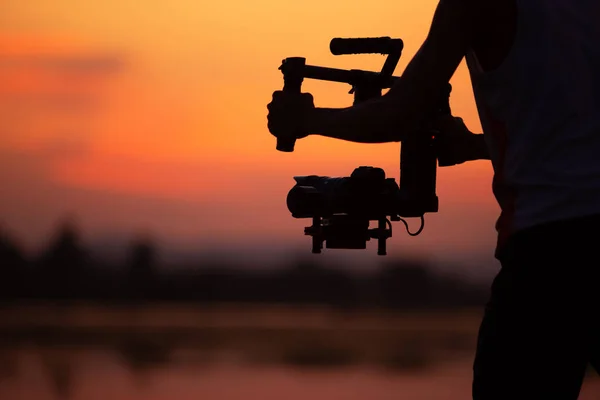 Cinematographer stabiliserade fotografering på friluftsliv — Stockfoto