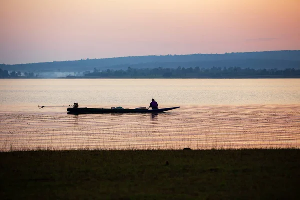 Pescadores trabalhando no barco pela manhã durante o nascer do sol — Fotografia de Stock