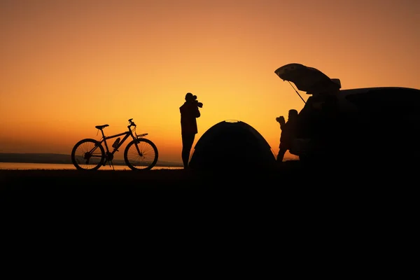 Die Silhouette Mutter und Sohn Aktivität auf Campingplatz und Auto — Stockfoto