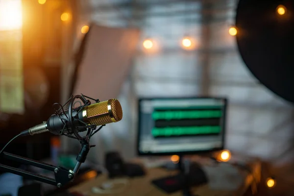 Kondenzátorový mikrofon v nahrávacím studiu vytváří zvukový efekt — Stock fotografie