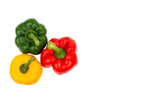 Grüne, rote und gelbe Paprika auf isolierten Hintergründen — Stockfoto