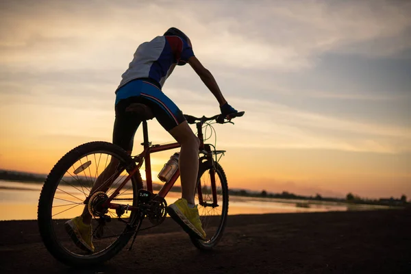 Bicicleta de ciclismo para hombres en la carretera en el estilo de vida del atardecer — Foto de Stock