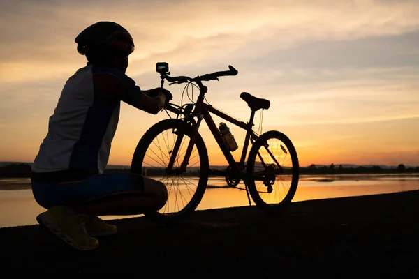 Radfahrer prüfen Verfügbarkeit von Fahrrädern — Stockfoto