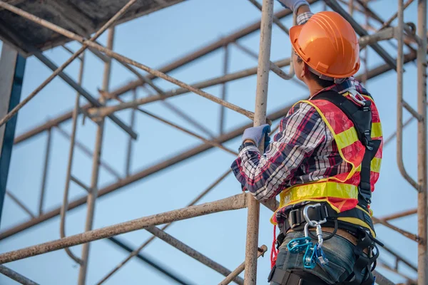 Trabajador en el sitio de construcción de andamios — Foto de Stock