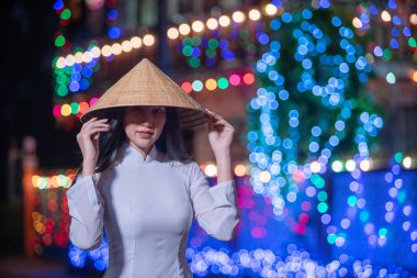 Ao Dai Vietnamlıların geleneksel elbisesini giyen güzel bir kadın. 